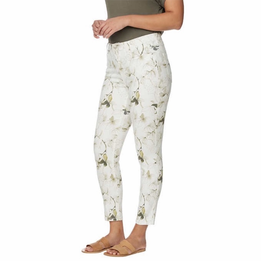 NWT Women’s high rise soft stretch white floral pants
(Inseam 27)